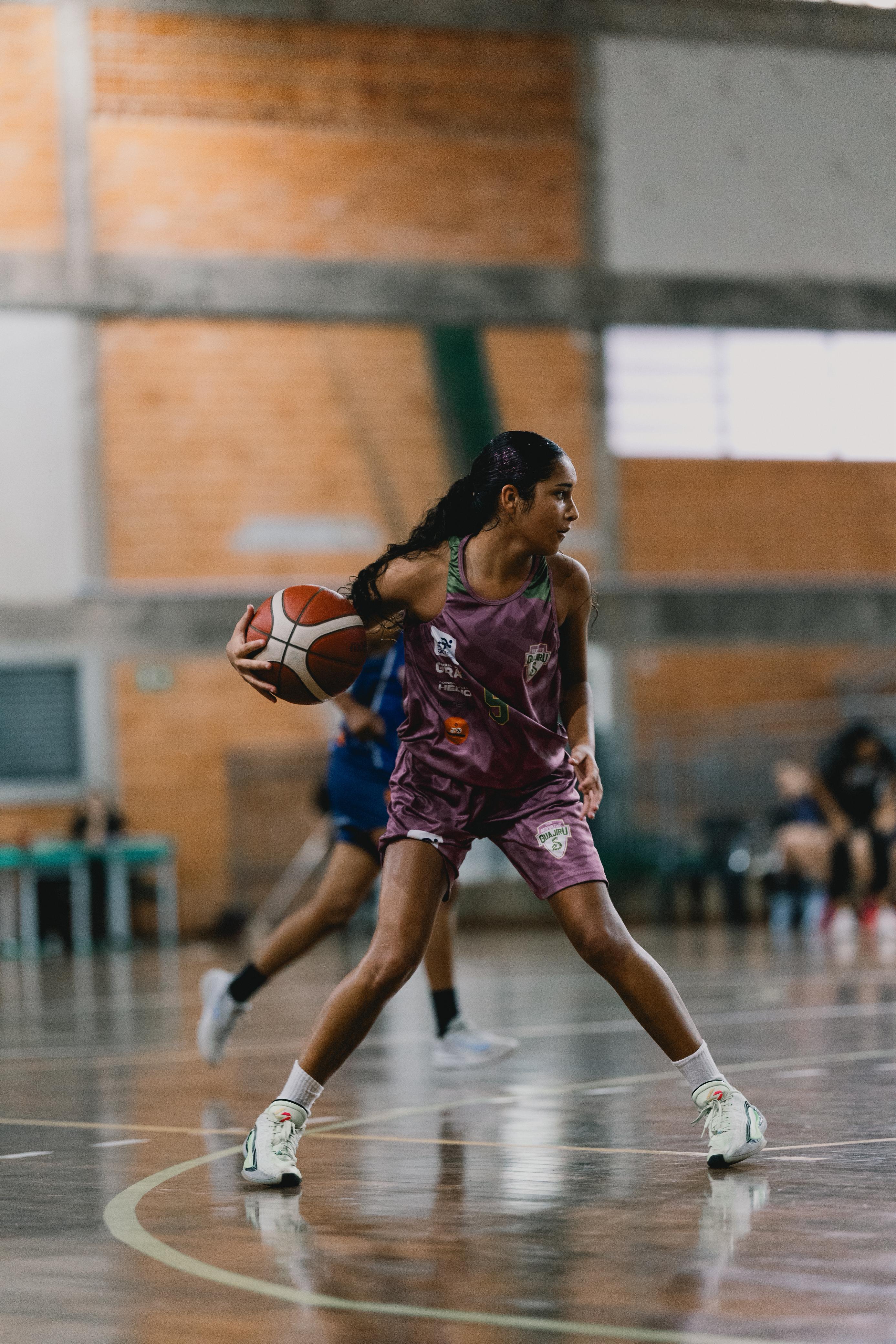 Momento de treino coletivo de basquete